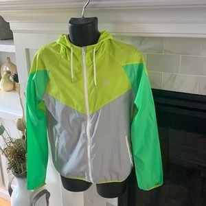 NIKE size Sm windbreaker- perfect for running in undesirable weather☔️